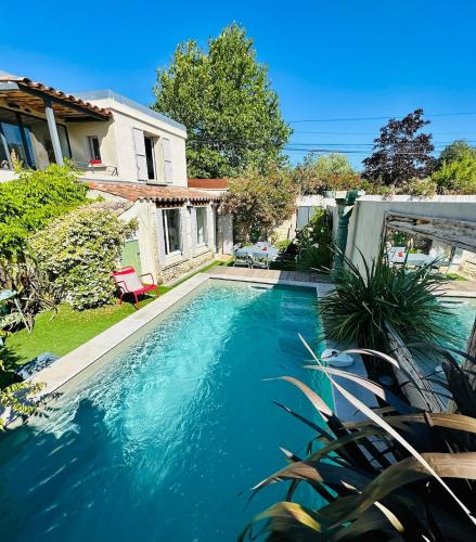 une piscine dans la cour d'une maison dans l'établissement Charmante Maison de Village, Saint remy de provence, à Saint-Rémy-de-Provence