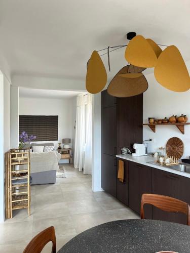 une cuisine avec une table et une chambre avec un lit dans l'établissement Charmante Maison de Village, Saint remy de provence, à Saint-Rémy-de-Provence