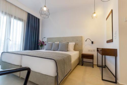 Una cama o camas en una habitación de Evripidis Hotel