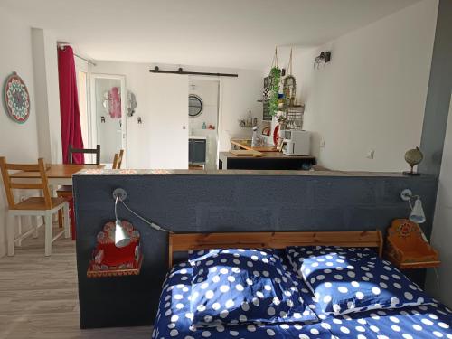 une chambre avec un lit avec des oreillers bleus et blancs dans l'établissement Studio indépendant terrasse entre mer et collines, à Marseille