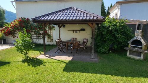 Taman di luar Apartments am Saalebogen mit Gartenterrasse, Grillkamin und freie Parkplätze