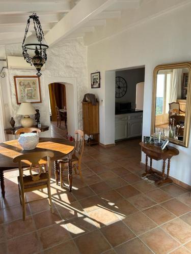 un salon avec une table et une salle à manger dans l'établissement Grande maison de village, à Olmeto