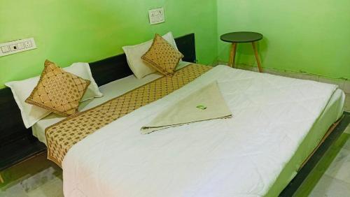 Ένα ή περισσότερα κρεβάτια σε δωμάτιο στο Hotel Megha Haveli