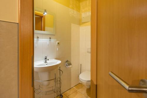 ein Badezimmer mit Waschbecken und Toilette in der Unterkunft Strandnahe und geräumige Wohnung mit 3 Schlafzimmern Strandburg in Kühlungsborn