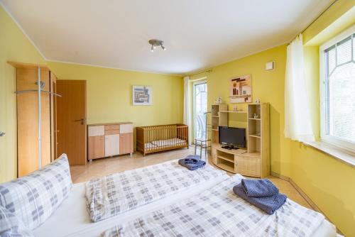 ein Schlafzimmer mit einem großen Bett und einem Fernseher in der Unterkunft Strandnahe und geräumige Wohnung mit 3 Schlafzimmern Strandburg in Kühlungsborn