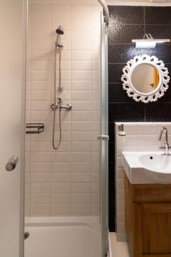 a bathroom with a shower and a sink at Maniówka - pokoje i domki w Bieszczadach in Maniów