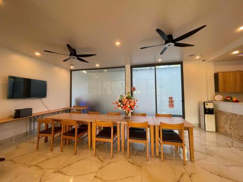 a dining room with a table and some fans at Huy Hoàng Hotel in Xóm Cầu Hin
