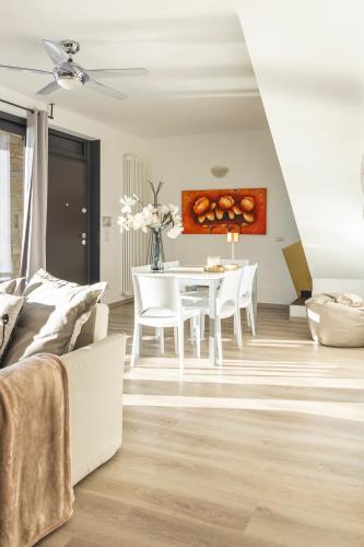 a living room with a white table and chairs at Il Giardino Di Lory in Vercana