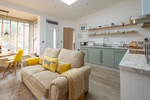 a living room with a couch and a kitchen at Hale House, Leiston - Aldeburgh Coastal Cottages in Leiston
