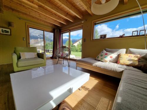 un salon avec un canapé et une table dans l'établissement Villa spacieuse et lumineuse à 2 pas du Lac d'Annecy, à Saint-Jorioz