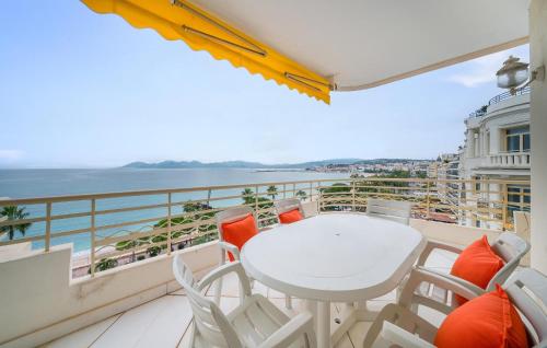 2 Bedroom Cozy Apartment In Cannes