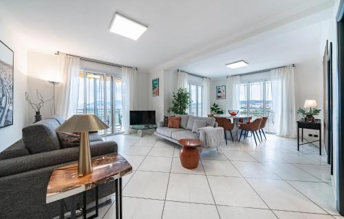 un salon avec un canapé et une table dans l'établissement 2 Bedroom Cozy Apartment In Cannes, à Cannes