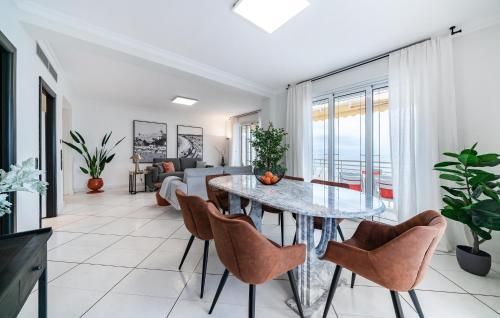 un salon avec une table et des chaises dans l'établissement 2 Bedroom Cozy Apartment In Cannes, à Cannes