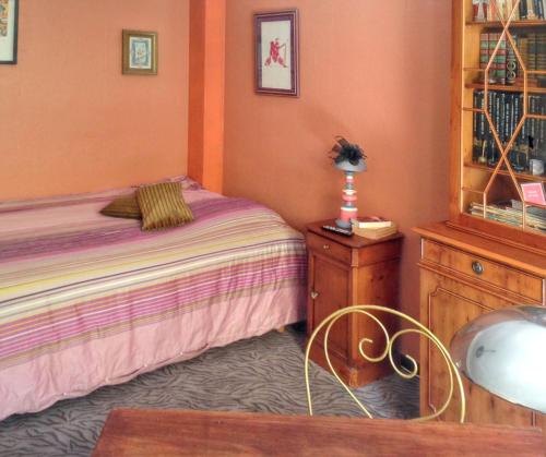 - une chambre avec un lit et une commode avec une lampe dans l'établissement Appartement spacieux à Montpellier avec jardin, 78 m², à Montpellier