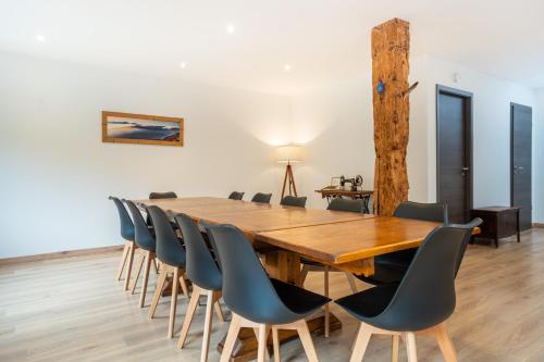 une salle de conférence avec une table et des chaises en bois dans l'établissement Le Perchoir du Grand Valtin - Gîte 9 personnes - Altitude 830, à Ban-sur-Meurthe-Clefcy
