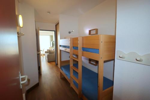 Cette petite chambre comprend des lits superposés. dans l'établissement La Belle Vue by Tranquil at Home, à Pornichet