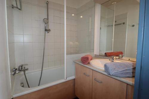 une salle de bain avec une baignoire, un lavabo et une douche dans l'établissement La Belle Vue by Tranquil at Home, à Pornichet