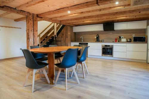 a kitchen and dining room with a wooden table and chairs at Le Perchoir du Grand Valtin - Gîte 5 personnes - Altitude 830 in Ban-sur-Meurthe-Clefcy