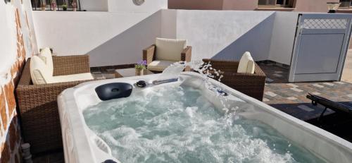 コリンビアにあるStergios Suite with Private Jacuzziのリビングルーム(椅子付)のジャクジータブ
