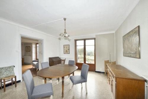 une salle à manger avec une table et des chaises dans l'établissement Maison familiale accueillante à Aspres-sur-Buëch avec balcon, à Aspres-sur-Buëch