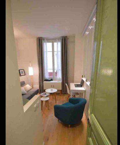 - un salon avec une chaise bleue dans l'établissement Paris apartment with room near Tour Eiffel, à Paris
