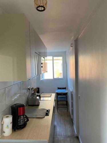 une cuisine avec un évier et un plan de travail dans l'établissement Paris apartment with room near Tour Eiffel, à Paris