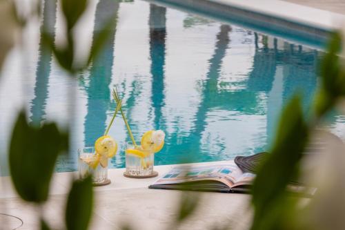 Emotion Beachfront Villasの敷地内または近くにあるプール