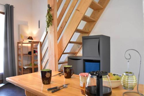 une table en bois avec une télévision dessus dans l'établissement Maison Studio mezzanine - Gruissan Ayguades AY030-203, à Vires