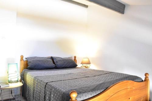 une chambre avec un lit dans une pièce blanche dans l'établissement Maison Studio mezzanine - Gruissan Ayguades AY030-203, à Vires