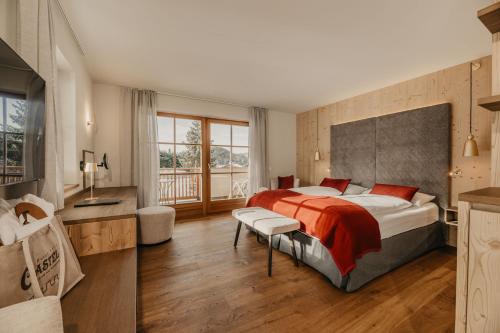 Postel nebo postele na pokoji v ubytování Hotel Castel Oswald von Wolkenstein