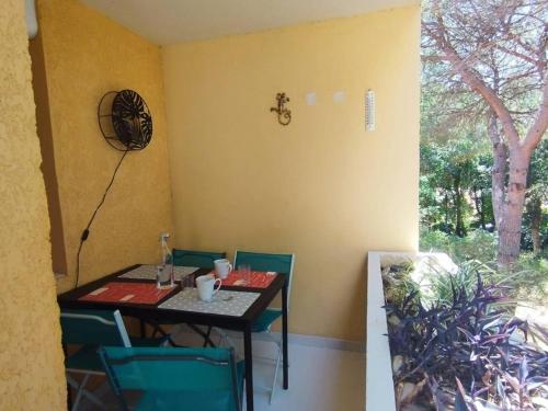 Photo de la galerie de l'établissement Appartement récemment rénové de 2 pièces avec balcon, climatisé, à 450m de la plage - Bormes-les-Mimosas - FR-1-251-562, à Bormes-les-Mimosas