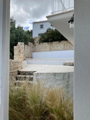 una escalera que conduce a un edificio blanco con una escalera en Casa Calypso, en Tselendáta