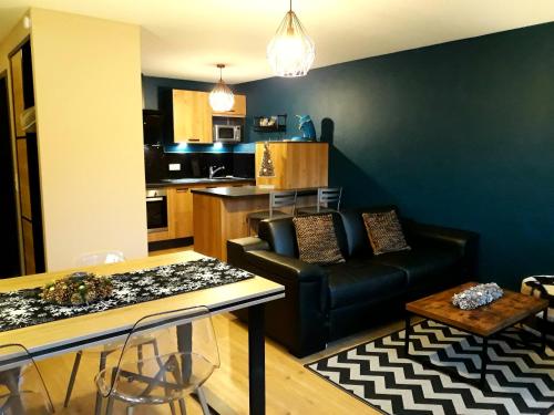 un salon avec un canapé et une table dans l'établissement Le Haut du Rosay, à Sallanches