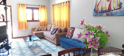a living room with a couch and a table at Temporada Belas Casas in São Pedro