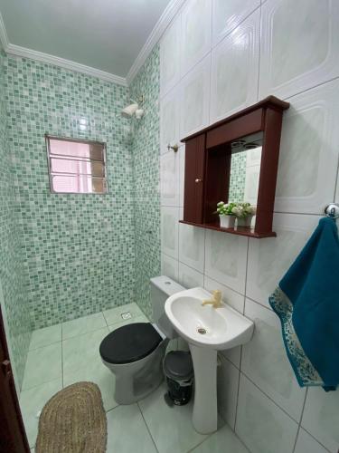 a bathroom with a sink and a toilet at Casa em Sorocaba in Sorocaba