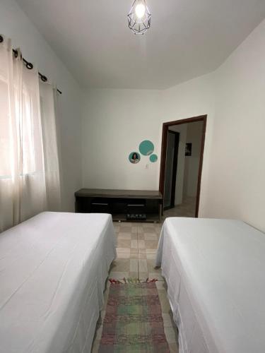 two beds sitting next to each other in a room at Casa em Sorocaba in Sorocaba