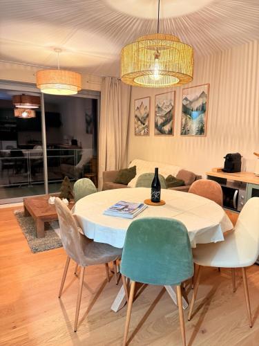 une salle à manger avec une table et des chaises dans l'établissement Alpe d 'Huez - Le Majestic, à Huez