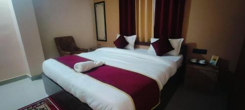 Cama o camas de una habitación en Pavitram Hotel & Banquet