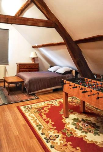 une chambre mansardée avec un lit et un échiquier dans l'établissement Maison charmante au Vaudreuil avec magnifique jardin clos, à Le Vaudreuil