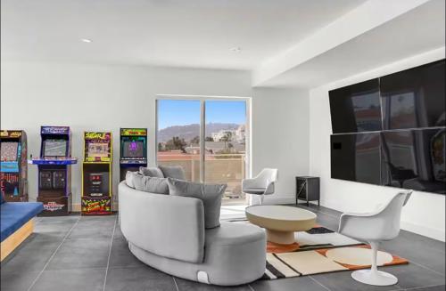 Χώρος καθιστικού στο Heart of Hollywood-Walk of Fame 1bd Studio with View -Free parking, balcony, wifi, rooftop, gym, upscale amenities