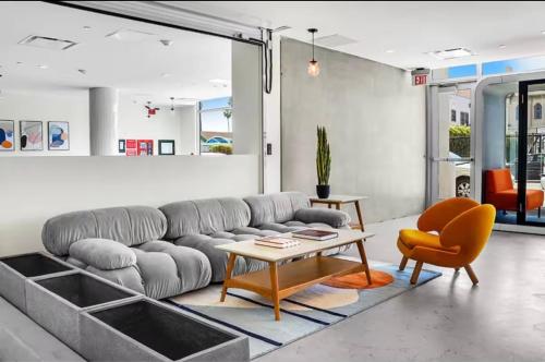 Χώρος καθιστικού στο Heart of Hollywood-Walk of Fame 1bd Studio with View -Free parking, balcony, wifi, rooftop, gym, upscale amenities