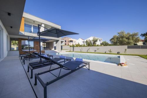 Villa Mary Lou with heated pool