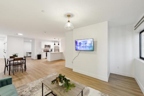 TV a/nebo společenská místnost v ubytování Market View Residence 603 I 1 Bedroom 15 Bathroo