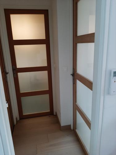 une pièce vide avec une porte et un couloir dans l'établissement coin de paradis, à La Londe-les-Maures