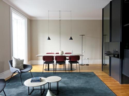 a dining room with a table and chairs at Oporto Serviced Apartments - Miragaia II in Porto