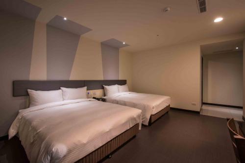 Ένα ή περισσότερα κρεβάτια σε δωμάτιο στο Hotel J Taoyuan