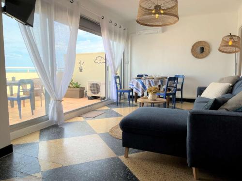 - un salon avec un canapé et une table à manger dans l'établissement Appartement 2 pièces vue mer Port La Nouvelle PN400-034, à Port-la-Nouvelle