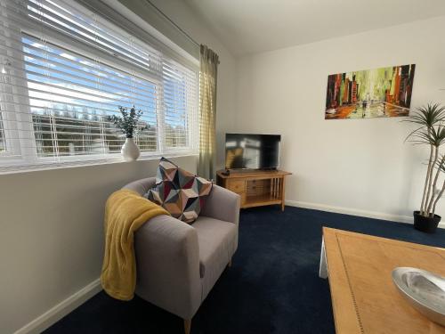 a living room with a couch and a television at Inviting Urban Retreat in Avonmouth