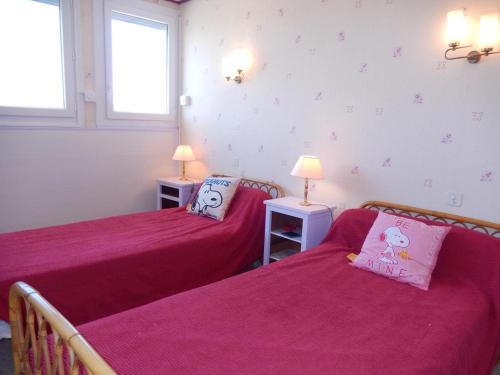 deux lits dans une chambre avec des draps roses dans l'établissement Appartement 3 pièces PORT LA NOUVELLE PN540-008, à Port-la-Nouvelle
