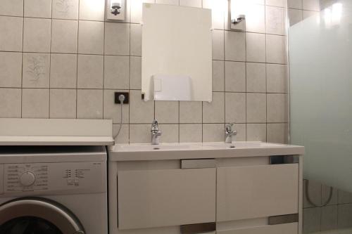 une salle de bain avec un lavabo et une machine à laver dans l'établissement Appartement 3 pièces PORT LA NOUVELLE PN540-008, à Port-la-Nouvelle